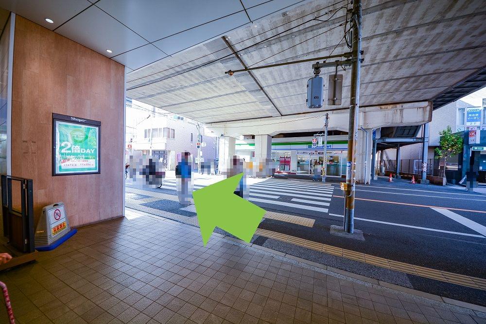 2：シャポー連絡通路を抜けると、正面にファミリーマートが見える横断歩道にでます。