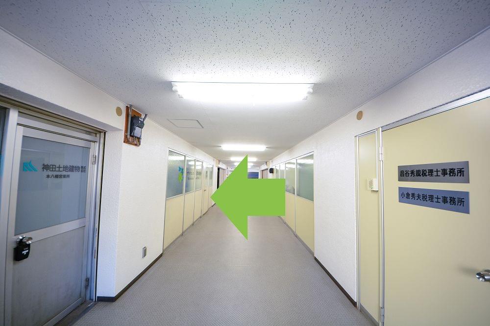 5：施設内左手側に当事務所の入口がございます。扉をノックいただき、スタッフをお呼びください。